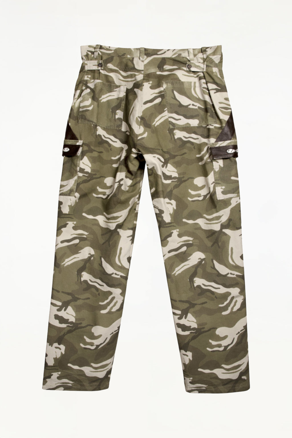 BLUEMARBLE camouflage cargo pants in soft-touch cotton twill featuring a relaxed fit, pony and leather detailing at the pockets, two side pockets, two cargo pockets, two back patch pockets and adjustable waist tabs.