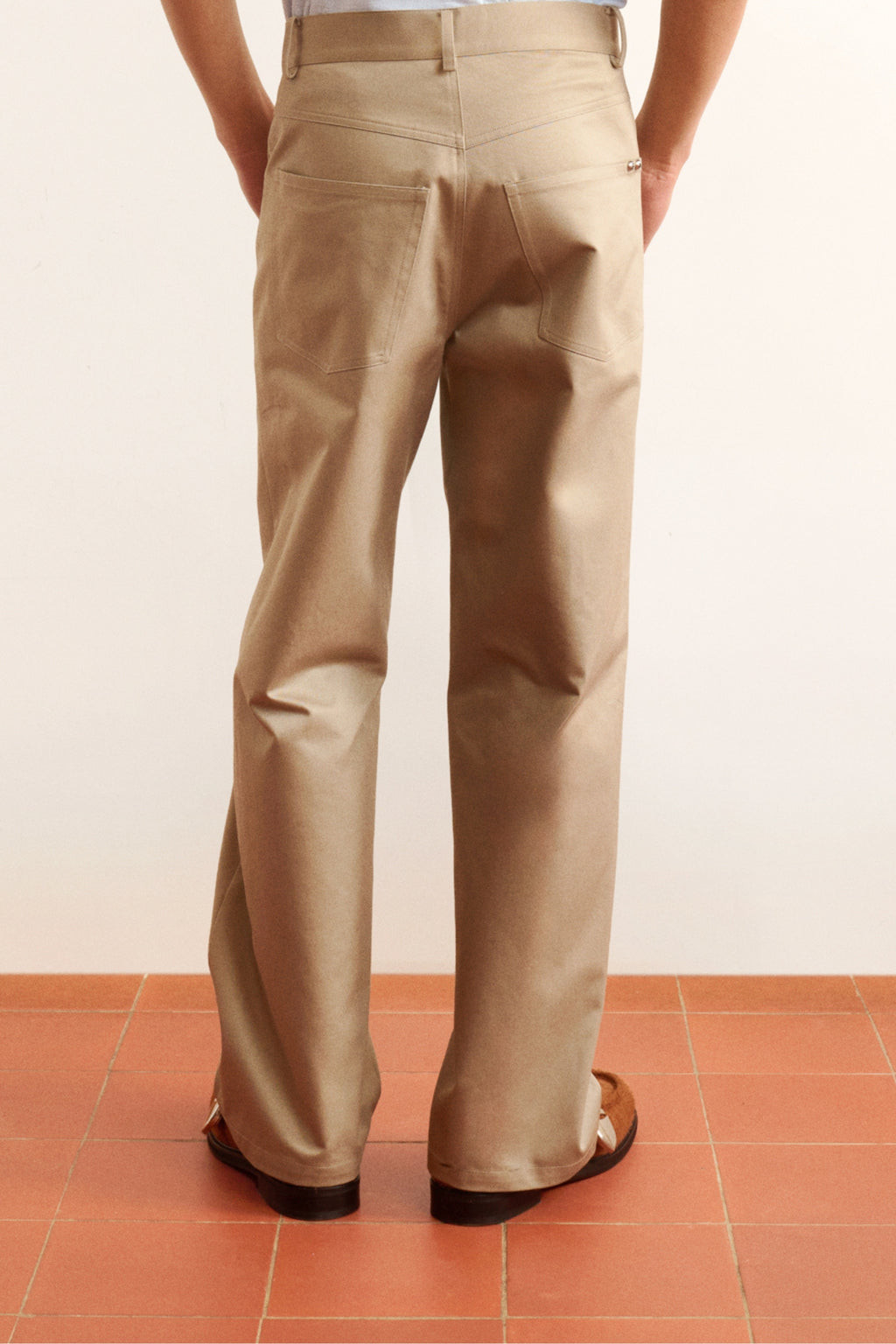 Men's relaxed fit beige chino pants in cotton gabardine