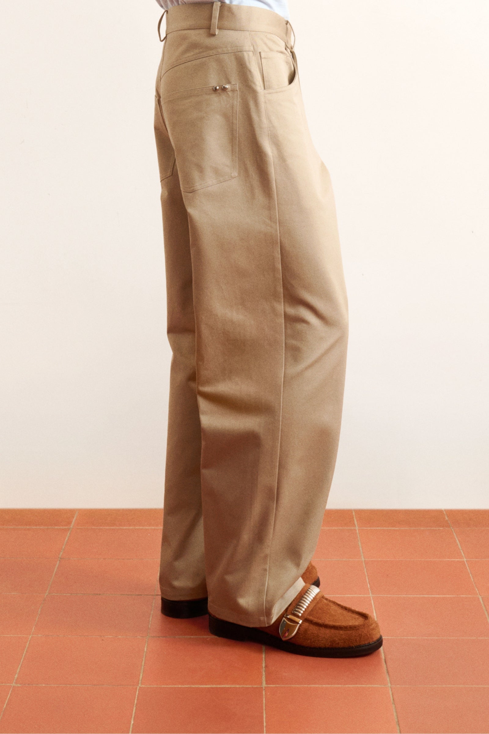 Men's relaxed fit beige chino pants in cotton gabardine
