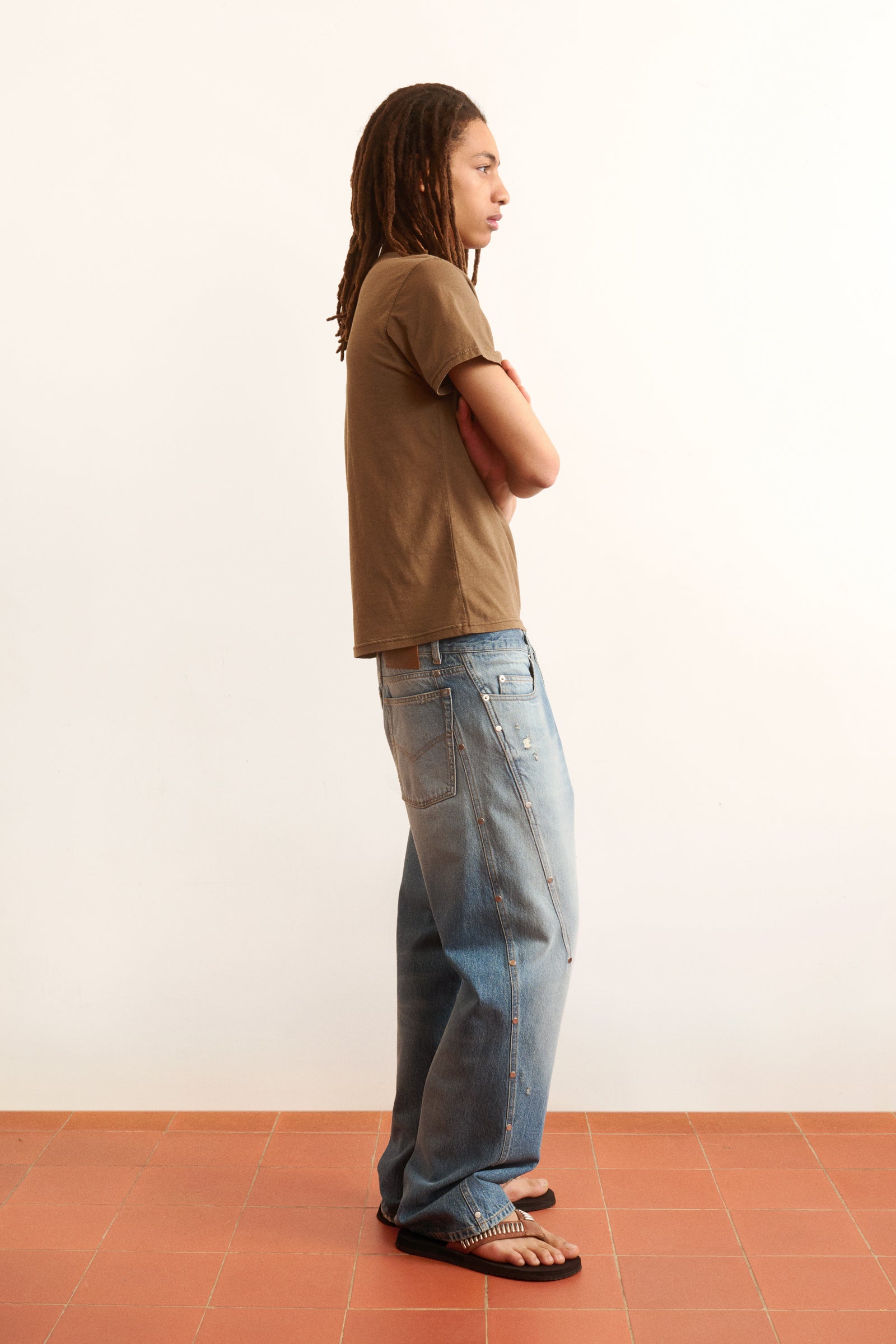 Men's brown t-shirt with a graphic design of a natural motif