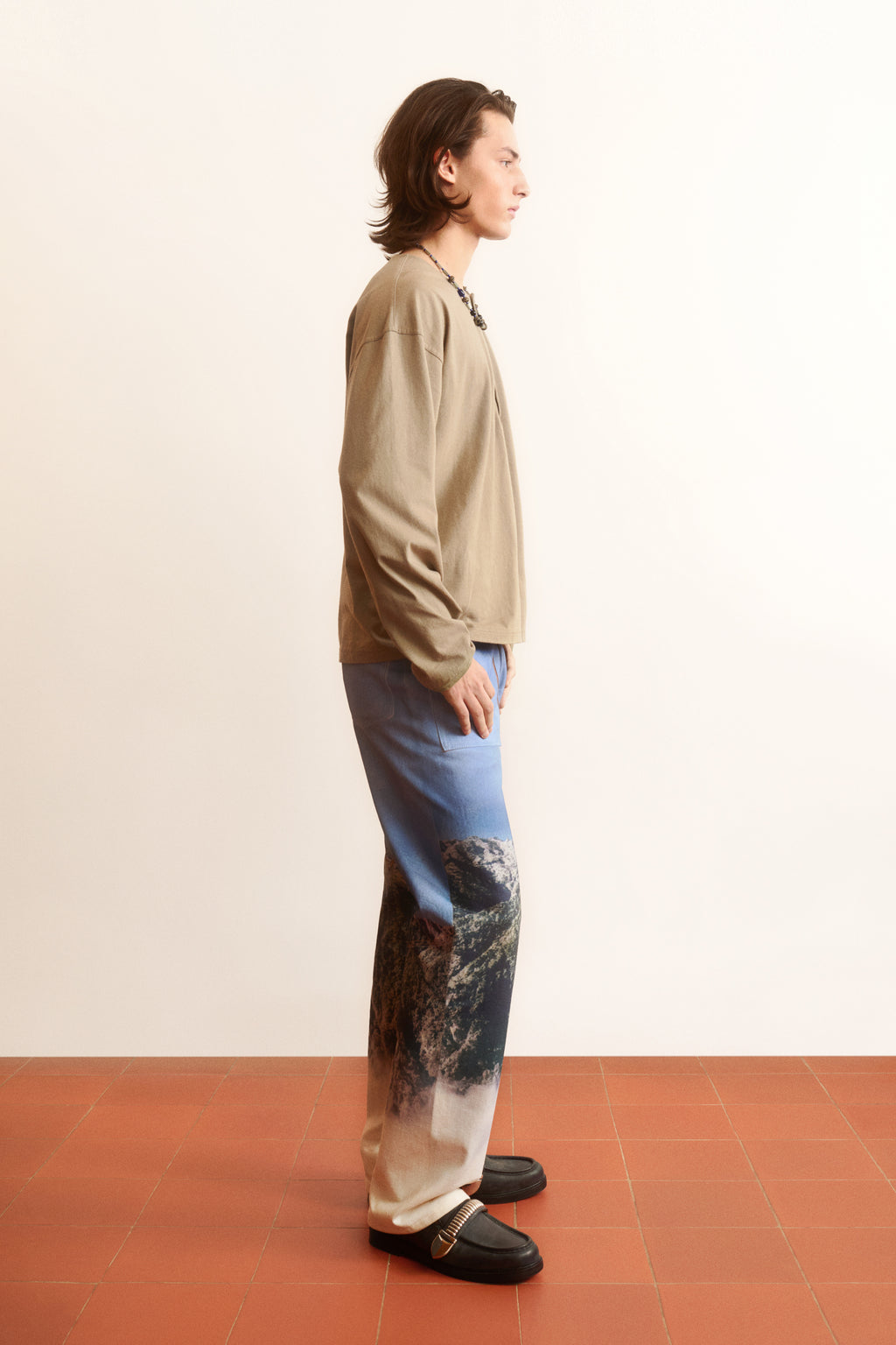 Men’s blue printed denim jeans with mountain and nature graphic, straight-leg fit